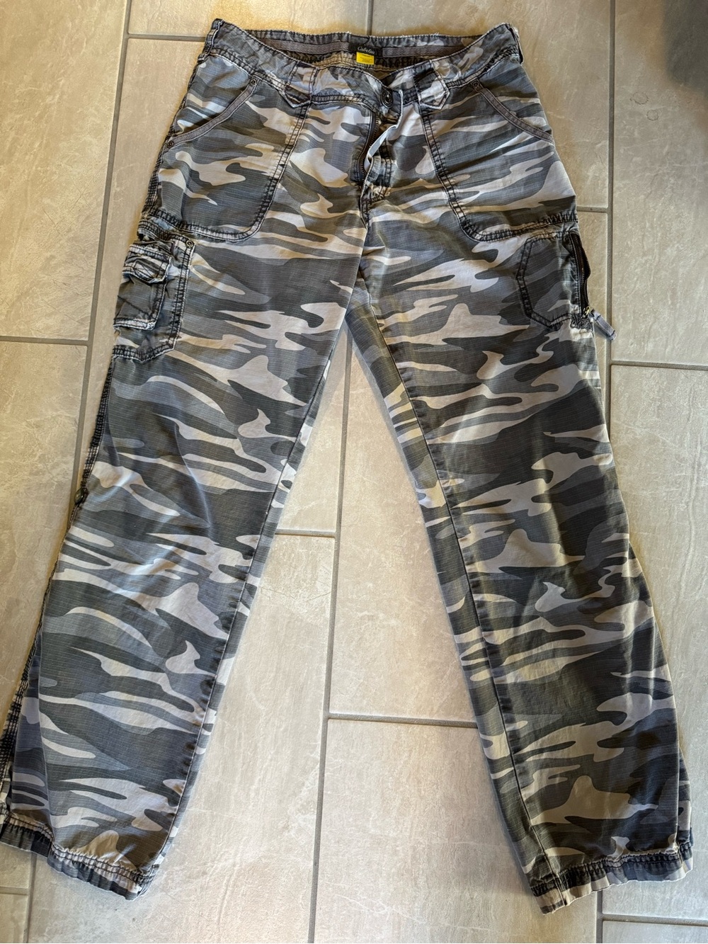 Cabela's Men's Gray & Black Camo Cargo Pants